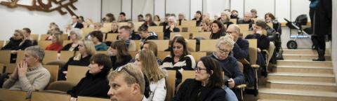 Hópur fólks á opnum fyrirlestri/fundi